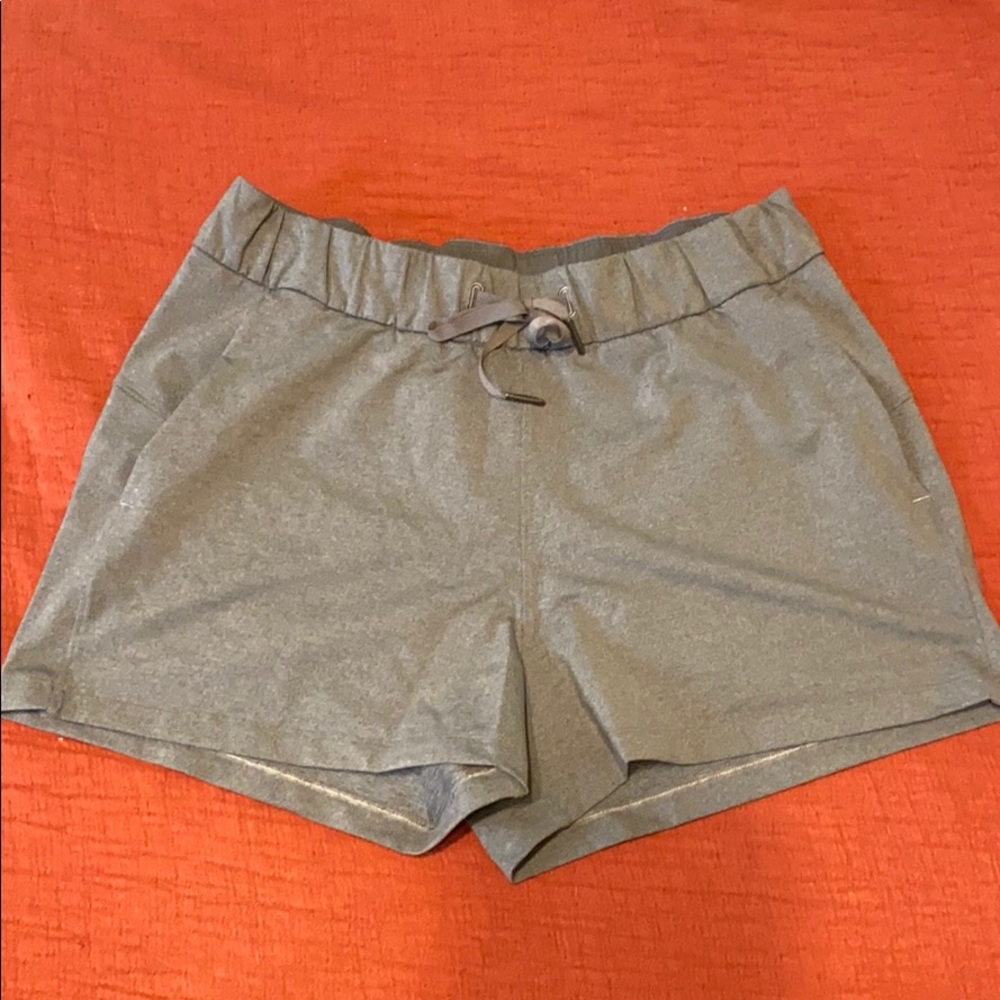 Lulu Lemon - on the fly shorts 2.5 inch